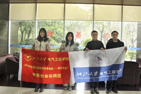 图1-合影（嘉宾不允许拍照，只有一张合影）-“寻根基-院友寻访'社会实践.jpg