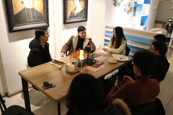 5c779970c2ce1.jpg 照片1-采访过程-beat365官方网站赴浙江省杭州市“寻根基——院友寻访”寒假社会实践团.jpg