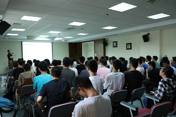 2.大家听林平老师做介绍.JPG
