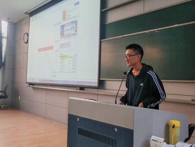 图3-潘盛琪同学发言.jpg